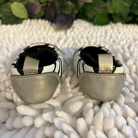 Zebra Print Baby Slippers Size 2 - 3-6 months - Picture 3 of 8